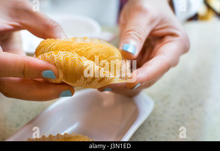 Mädchen-Hände halten knusprig Durian-Frucht-dessert Stockfoto