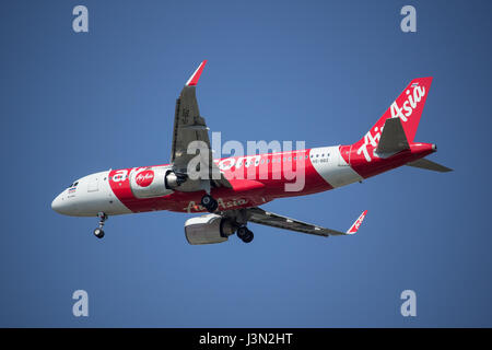 CHIANG MAI, THAILAND-29. April 2017: HS-BBZ A320-200 der Thai Airasia. Landung in Chiangmai Flughafen von Phuket. Stockfoto