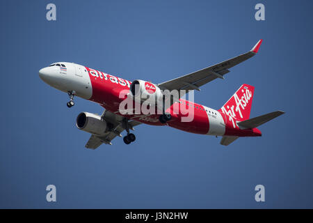 CHIANG MAI, THAILAND-29. April 2017: HS-BBZ A320-200 der Thai Airasia. Landung in Chiangmai Flughafen von Phuket. Stockfoto