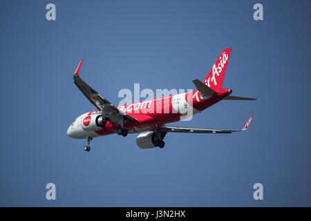 CHIANG MAI, THAILAND-29. April 2017: HS-BBZ A320-200 der Thai Airasia. Landung in Chiangmai Flughafen von Phuket. Stockfoto