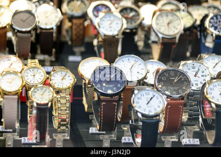 Krakau, Polen - 30. April 2017: Timex Uhren zum Verkauf In Luxus-Shop-Schaufenster. Timex Group USA, Inc. ist ein amerikanischer Hersteller Uhrenfirma. Stockfoto