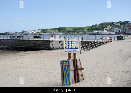 Swanage Dorset Vereinigtes Königreich-23 April 2017: Liegestühle zu mieten am Strand Stockfoto