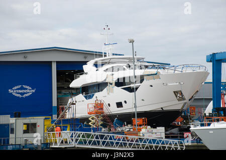 Poole Dorset Vereinigtes Königreich-24 April 2017: Sunseeker Luxusyacht im Bau Stockfoto