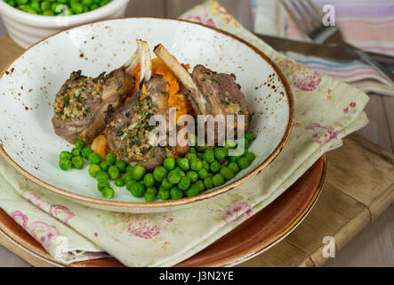 Rosemary Lammkoteletts Abendessen mit Karotte und Pastinake Kartoffelbrei und Erbsen Stockfoto