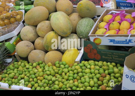 Viele Melonen, Oliven und lemmons auf einem Marktplatz in Sharjah, Dubai, Vereinigte Arabische Emirate Stockfoto