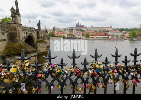 Lovelocks auf ein Tor in der Nähe der Karlsbrücke in Prag, Tschechische Republik Stockfoto