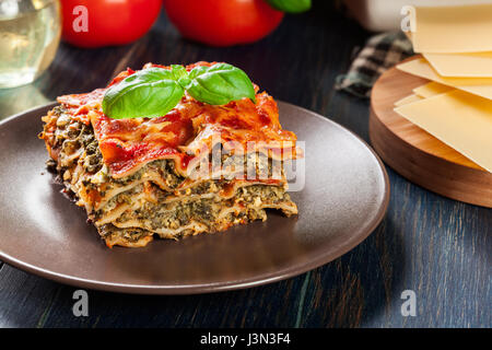 Stück leckeren heißen Lasagne mit Spinat auf einen Teller. Italienische Küche. Stockfoto