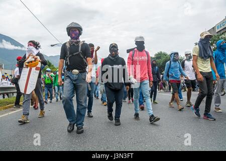 Anhänger der Opposition mit hölzernen Schilden und Steinen in ihren Händen während einer Demonstration gegen den venezolanischen Präsidenten Nicolás Maduro in Caracas, Ven Stockfoto