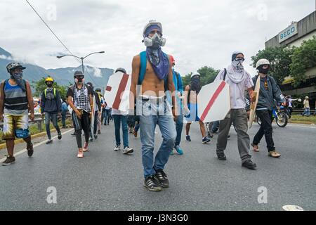 Anhänger der Opposition mit hölzernen Schilden und Steinen in ihren Händen während einer Demonstration gegen den venezolanischen Präsidenten Nicolás Maduro in Caracas, Ven Stockfoto