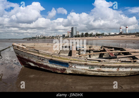 Ein Fischerboot bei Ebbe in der Mosambik Hauptstadt Maputo Stockfoto