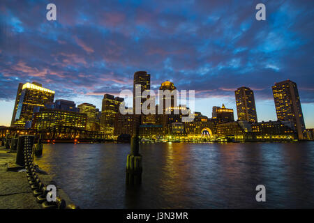 Boston Harborwalk auf einen schönen Abend Stockfoto