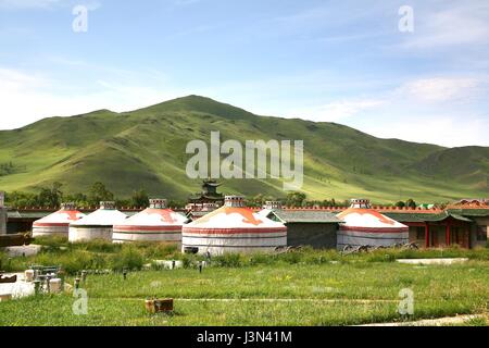 Ger-Camp auf einer großen Wiese in Ulaanbaatar, Mongolei Stockfoto