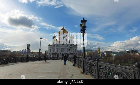 Panoramablick auf die Kathedrale von Christus dem Erlöser und Patriarch Brücke, Moskau, Russland. 24. April 2017 Stockfoto