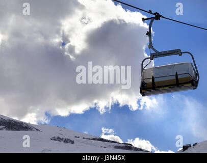 Sesselbahn im Skigebiet und blauer Himmel mit Wolken Sonne abends Sonne. Großen Kaukasus, Mount Shahdagh, Aserbaidschan. Stockfoto