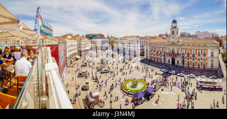 Der Platz Puerta del Sol ist der zentrale öffentliche Platz in der Stadt von Madrid, Spanien. In der Mitte des Platzes befindet sich das Büro des Präsidenten o Stockfoto