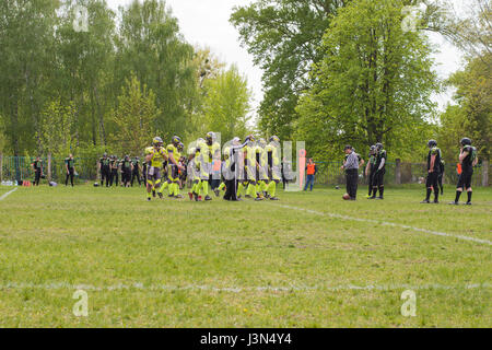 Kiew, UKRAINE - 29. April 2017: American Football Spiel zwischen Kiew Rebellen und Hrodno Barbaren Stockfoto