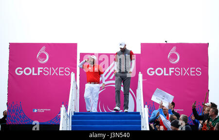 Chris Wood und Andy Sullivan Einzug am 1. Loch während Tag eins der Golf-Sechser im Centurion Club, St Albans Englands. Stockfoto