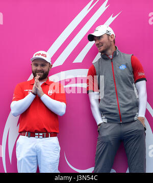 Chris Wood und Andy Sullivan Einzug am 1. Loch während Tag eins der Golf-Sechser im Centurion Club, St Albans Englands. Stockfoto