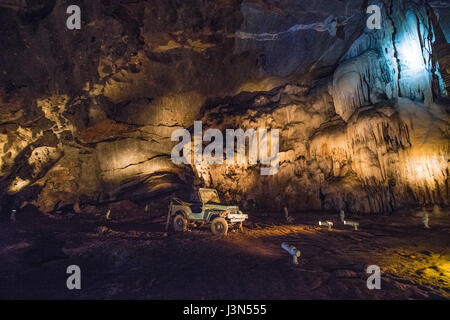 Jeep in Khamin Höhle Stockfoto