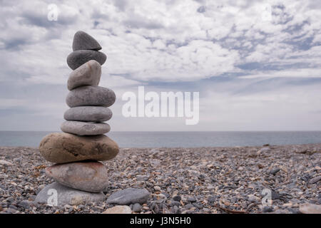 Rock-Stack (Cairn) sitzt an einem Strand aus Kieselsteinen an Rapid Bay, South Australia Stockfoto