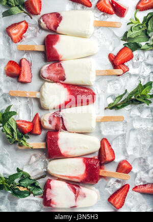 Erdbeer-Joghurt Eis Eis am Stiel mit Minze Stockfoto