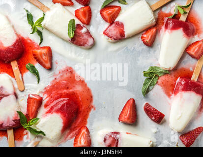 Erdbeer-Joghurt Eis Eis am Stiel mit Minze Stockfoto