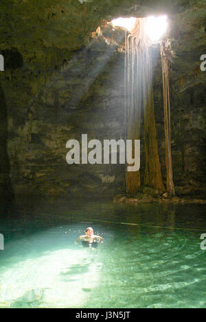 Cenote Samula liegt 7 km vom Zentrum der Stadt Valladolid in der Halbinsel Yucatan, Mexiko. Stockfoto