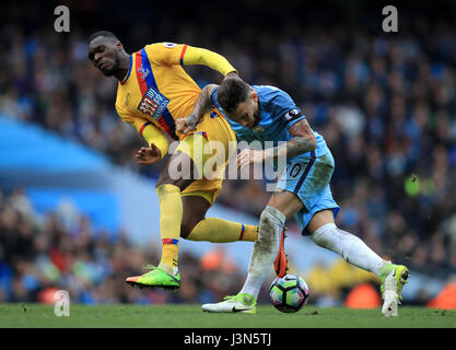 Crystal Palace Christian Benteke (links) und Manchester Citys Nicolas Otamendi Kampf um den Ball in der Premier League match bei Etihad Stadium, Manchester. Stockfoto