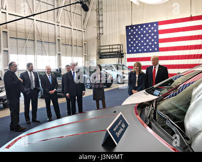 US-Präsident Donald Trump sieht neue Pkw-Modelle mit General Motors CEO Mary Barra bei einem Rundgang durch das American Center Mobilität 15. März 2017 in Ypsilanti Township, Michigan. Von links sind: Fiat Chrysler-Chef Sergio Marchionne, Ford-CEO Mark Fields, EPA Administrator Scott Pruitt, Michigan Gouverneur Rick Snyder und Transport-Sekretärin Elaine Chao. Stockfoto