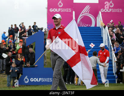 Chris Wood und Andy Sullivan Englands machen ihren Eingang am 1. Loch während Tag eins der Golf-Sechser im Centurion Club, St Albans. Stockfoto