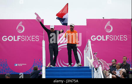 Reinier Saxton und Joost Luiten Niederlande machen ihren Eingang am 1. Loch während Tag eins der Golf-Sechser im Centurion Club, St Albans. Stockfoto