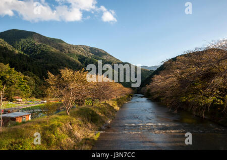 Berge in der ländlichen Seite des Kyoto-Protokolls, mit Fluss und blauer Himmel. Stockfoto