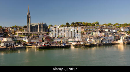 Waterfront Häuser und St Colmans Kathedrale in Cobh. Stockfoto