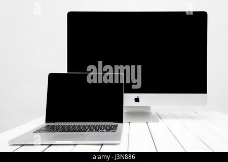 Belgrad, Serbien - 8. März 2017: Computer iMac und MacBook Laptop auf dem Tisch. iMac ist ein all-in-One Macintosh-Desktop-Computer entwickelt, eine Stockfoto