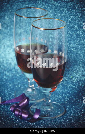 Brille mit Rotwein Stockfoto