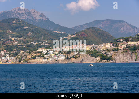 Vietri Sul Mare Stadt gesehen aus dem Meer, Kampanien, Italien Stockfoto