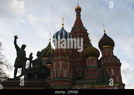 Moskau: das Denkmal für Minin und Poscharski, Bronze-Statue von Ivan Martos und die Basilius Kathedrale, gebaut im Auftrag von Zar Ivan das schreckliche Stockfoto
