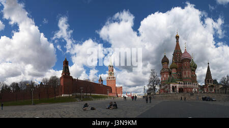 Moskau, Roter Platz: Passanten vor dem befestigten Komplex von der Moskauer Kreml-Mauer mit Spasskaja-Turm und Basilius Kathedrale Stockfoto