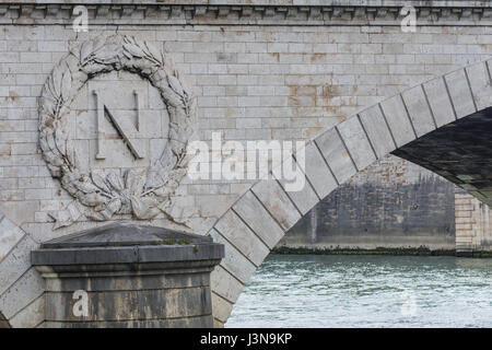 Paris, Frankreich 29. Paril 2017: Pont au Brücke auf der Seine in Paris mit Napoleon Symbol ändern Stockfoto