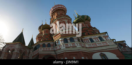Moskau: Basilius Kathedrale, Wahrzeichen der Stadt, die orthodoxe Kirche gebaut im Auftrag von Zar Ivan das schreckliche zum Gedenken an die Erfassung von Kazan Stockfoto