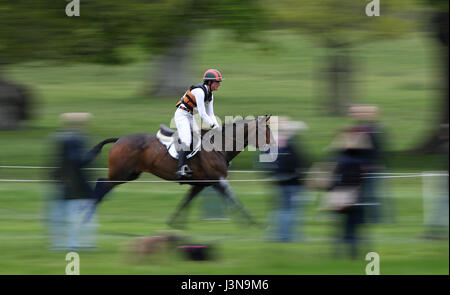 USAS Lauren Kieffer auf Veronica in der Langlauf-Phase am Tag vier der 2017 Badminton Horse Trials. Stockfoto