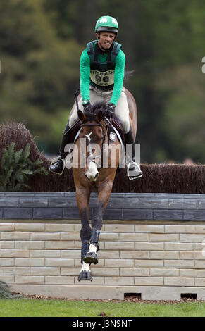 Die IRELAN Jonty Evans auf Cooley Rorkes Drift springt in der Langlauf-Phase am Tag vier der 2017 Badminton Horse Trials. PRESSEVERBAND Foto. Bild Datum: Samstag, 6. Mai 2017. Vgl. PA Geschichte EQUESTRIAN Badminton. Bildnachweis sollte lauten: Andrew Matthews/PA Wire Stockfoto