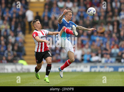 Portsmouth Carl Baker und Cheltenham Town Billy Waters Kampf um den Ball in den Himmel Bet League Two match bei Fratton Park, Portsmouth. Stockfoto