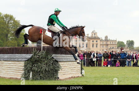 Die IRELAN Jonty Evans auf Cooley Rorkes Drift springt in der Langlauf-Phase am Tag vier der 2017 Badminton Horse Trials. Stockfoto