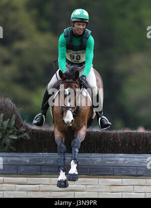 Die IRELAN Jonty Evans auf Cooley Rorkes Drift springt in der Langlauf-Phase am Tag vier der 2017 Badminton Horse Trials. Stockfoto