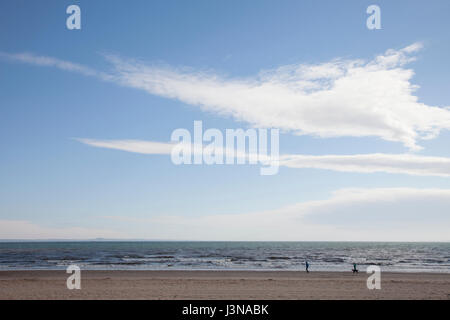 Edinburgh, Schottland. 6. Mai 2017. Menschen zu Fuß ihren Hund am Strand von Portobello in Edinburgh, Schottland, Großbritannien. Wetter: 6.5.2017 Temperaturen oberhalb Saisondurchschnitte abseits der Küsten, vor allem in West Lothian Höchststand. Aber es wird trüber als Freitag, besonders über den Süden durch und später über die Ostküste, wo einige niedrige Wolkendecke entwickelt. Bildnachweis: Gabriela Antosova/Alamy Live-Nachrichten Stockfoto