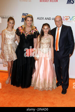 Bevely Hills, Ca. 5. Mai 2017. Nancy Davis, Isabella Rickel, Mariella Rickel, Ken Rickel, beim 24. jährlichen Rennen, MS-Gala im AloYoga im Beverly Hilton Hotel In Kalifornien am 5. Mai 2017 zu löschen. Bildnachweis: Fs/Medien Punch/Alamy Live-Nachrichten Stockfoto