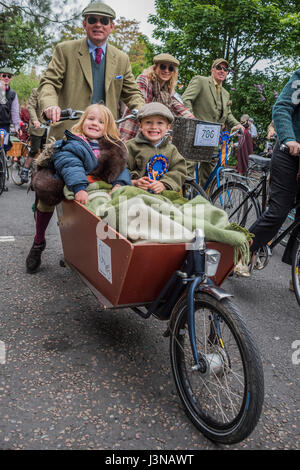 London, UK. 6. Mai 2017. Der Tweed Run - Gruppe Rad fahren durch das Zentrum von London, in dem die Radfahrer werden voraussichtlich in British cycling Trachtenmode, Kleid besonders Tweed plus vier Farben. Jedes Fahrrad ist auf dem Tweed Run akzeptabel, aber klassische Vintage Fahrräder werden ermutigt, in einer Bemühung, den Geist einer vergangenen Epoche neu zu erstellen. Die Fahrt dubs selbst "A Metropolitan Zyklus Fahrt mit ein bisschen of Style." London-6. Mai 2017-Credit: Guy Bell/Alamy Live-Nachrichten Stockfoto