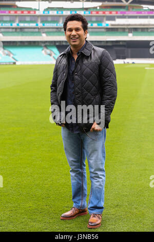 London, UK. 6. Mai 2017. Sachin Tendulkar. Fototermin mit den legendären Cricket-Spieler, Sachin Tendulkar bei Kia Oval, für die kommende Veröffentlichung seines Films, Sachin: A Billion Träume. Der Film folgt Sachin Tendulkars Reise von einem jungen, eines der berühmtesten Sportler aller Zeiten, veröffentlicht am 26. Mai. Unter der Regie von preisgekrönten Filmemacher James Erskine, ermöglicht dieser Film-Fans in der Master Blaster Leben zu gehen und auch Indien Cricket Legenden M.S. Dhoni und Virender Sehwag.   Rahman. Bildnachweis: Dinendra Haria/Alamy Live-Nachrichten Stockfoto