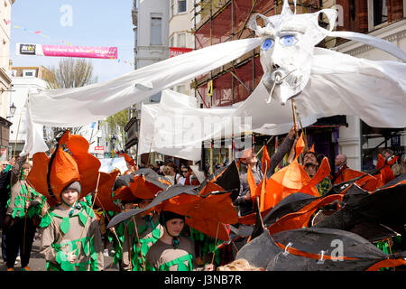 Brighton, UK. 6. Mai 2017: jedes Jahr am ersten Tag Brighton Festival öffnet sich mit der bunten Kinder-Parade durch die Straßen der Innenstadt. Grund- und Schulen aus in die Stadt-Teilnahme an einer Parade der Musik und Kostüm, in diesem Jahr das Thema dachte "Poetry in Motion" Kate Tempest wird die 2017 Festivalkuratorin. Bildnachweis: Scott Hortop/Alamy Live-Nachrichten Stockfoto